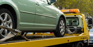 Eine Szene wie in der Vaihinger Straße in Sindelfingen: Ein Abschleppwagen transportiert ein Auto ab.Bild: Adobe Stock/Abu