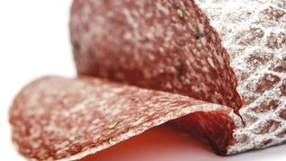 Nicht jede Salami aus dem Handel ist unbedenklich – auch Hofläden und Bäcker sind betroffen.