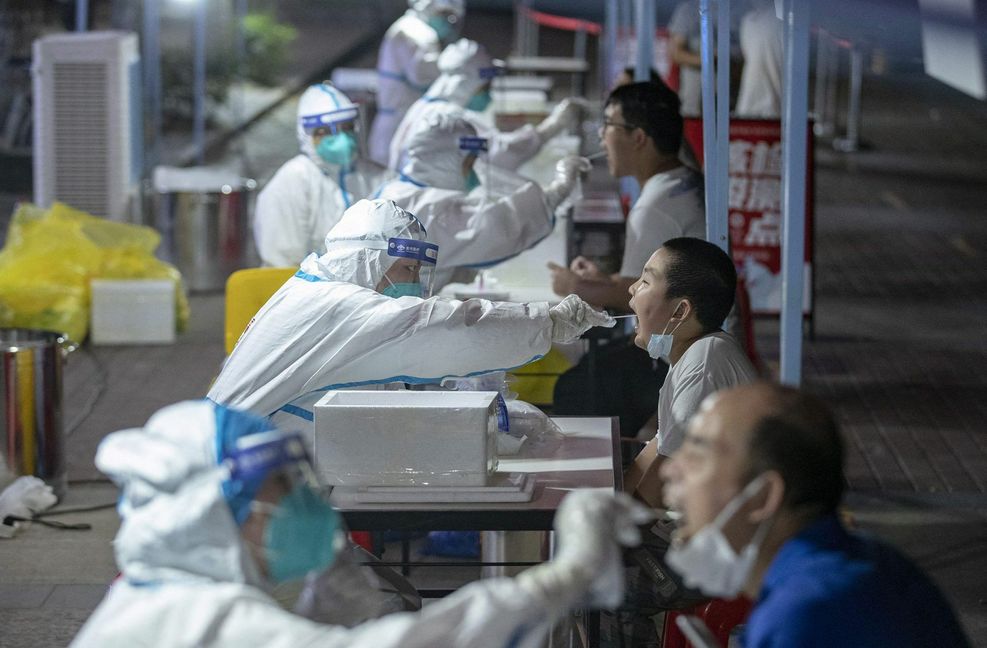 Mit Massentests der gesamten Bevölkerung reagiert China auf einen Corona-Ausbruch in Wuhan.
Foto: AFP/STR