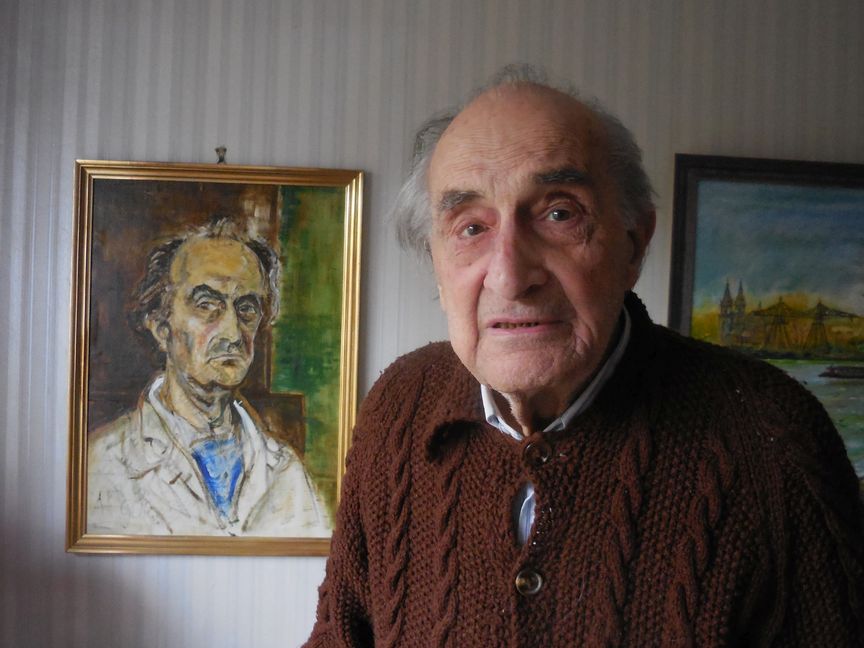 Der Grafiker Alfredo Ammann, hier neben einem Selbstbildnis aus dem Jahr 1990, ist im Alter von 95 Jahren gestorben. Bild: P. Bausch