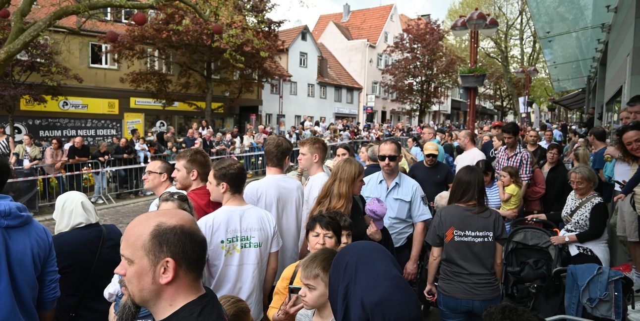 Dicht an dicht stehen die Menschen in der Planie: Werk-Stadt-Lauf und verkaufsoffener Sonntag locken immer wieder die Massen in die Sindelfinger Innenstadt.