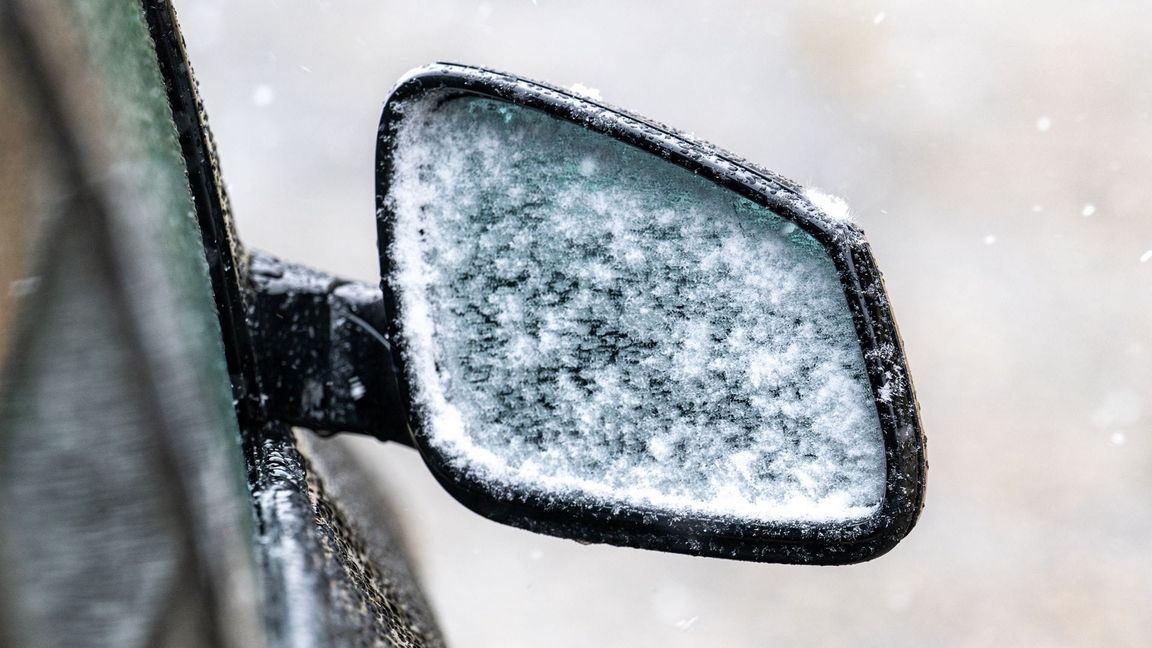 Wintereinbruch in Bayern – oberhalb von 800 Metern hat es geschneit, unterhalb droht überfrierende Nässe.