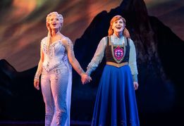 Chiara Fuhrmann (links) als Elsa und Kim Fölmli als Anna beim Finale von Disneys Die Eiskönigin in Stuttgart.