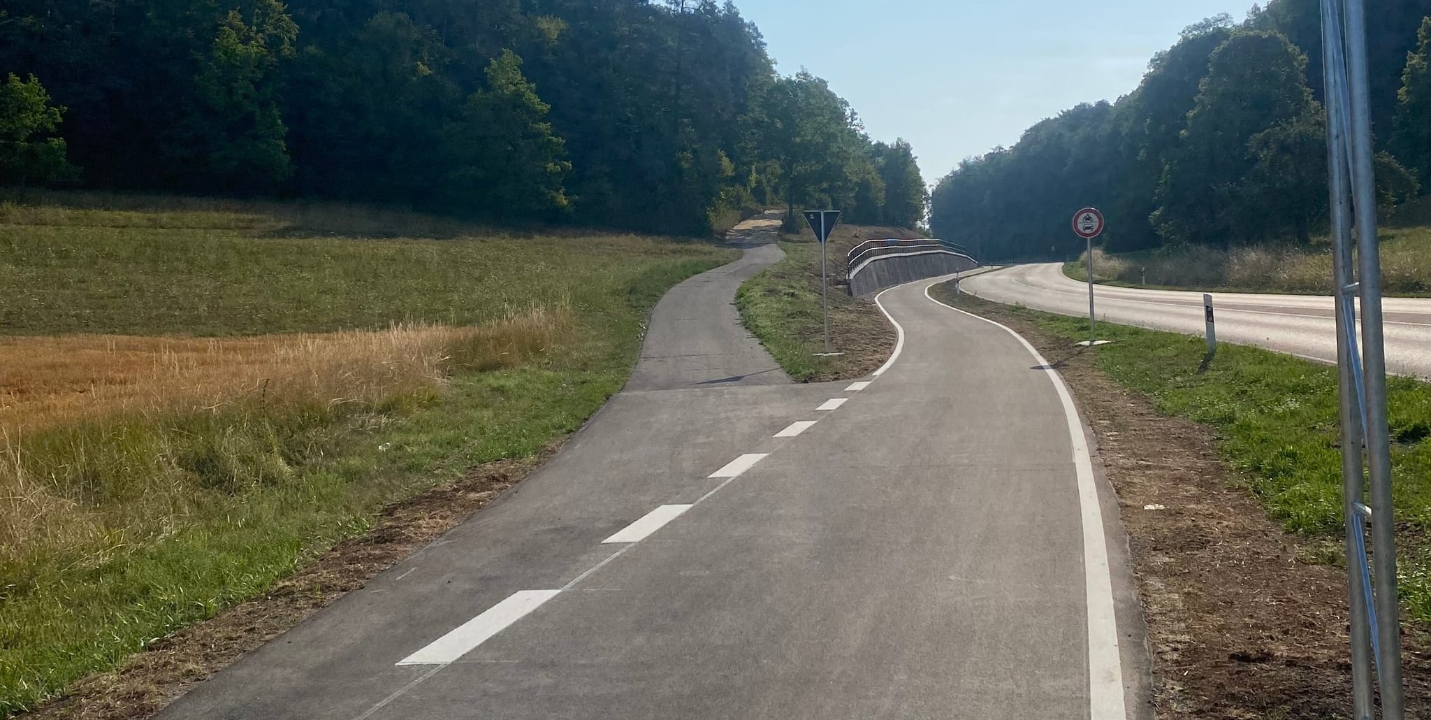 Links geht es den alten Weg hoch, rechts ist der neue Radweg.