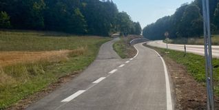 Links geht es den alten Weg hoch, rechts ist der neue Radweg.