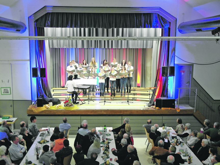 Die jungen Chöre Phönixstimmen und Glanztöne unter der Leitung von Ulrike Dehnen bei der „Kulturschlachtplatte“ des GSV Maichingen in der Turn- und Festhalle. Bild: Staber