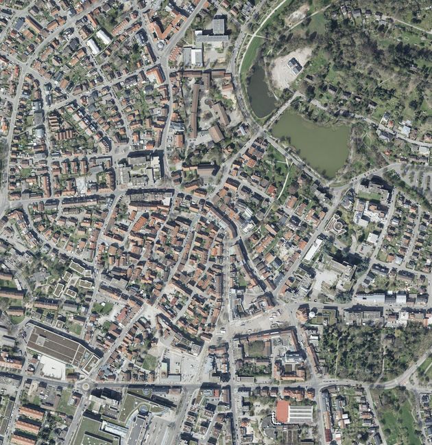 Sindelfingen von oben – 1830 und heute. Kupferstich und Luftbild: Stadt Sindelfingen.