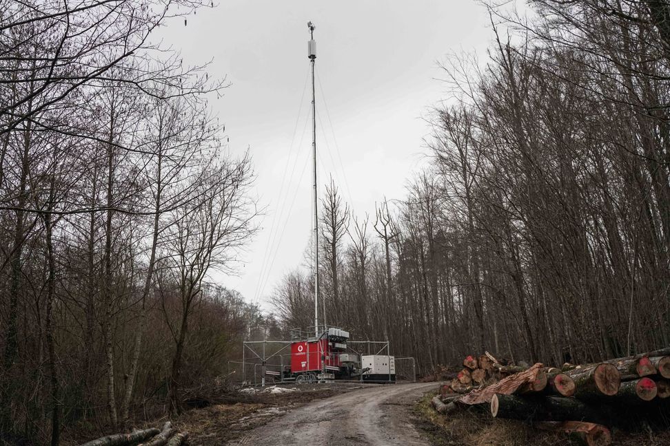 Der Interimsmast befindet sich an der B464,  gegenüber des künftigen Standorts des neuen Funkmasts.