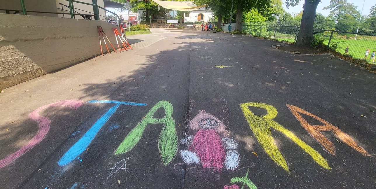 Bunte Begrüßung: Der STARA-Schriftzug vor dem Vereinsheim in Maichingen.