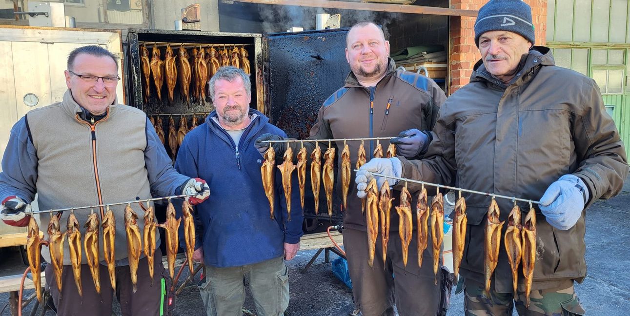 Frisch aus dem Räucherofen bieten die Fischer ihre Forellen an.