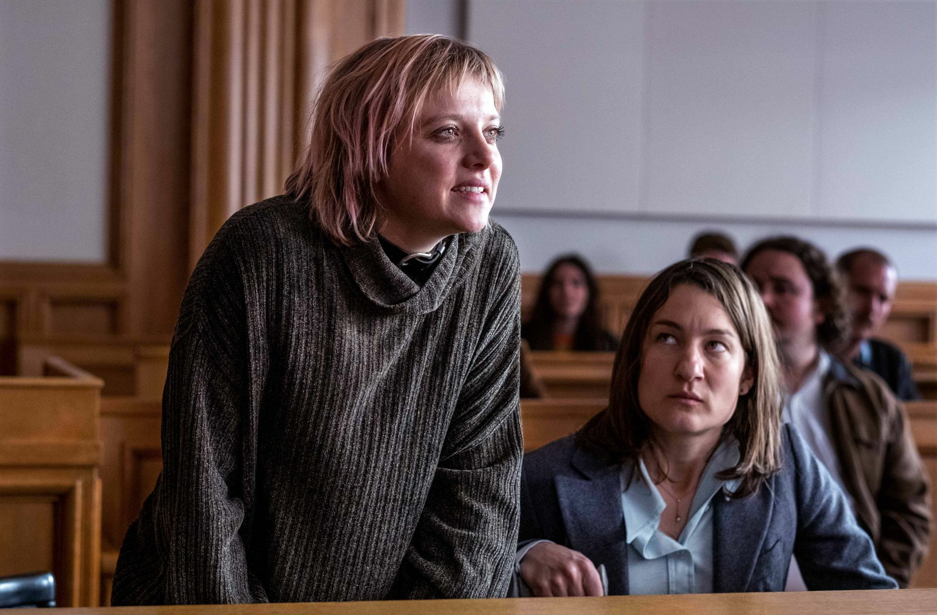 Das rebellische Punkmädchen Heike Vollmer (Jella Haase) mit  Barbara Hug (Marie Leuenberger) vor Gericht in „Bis wir tot sind oder frei“