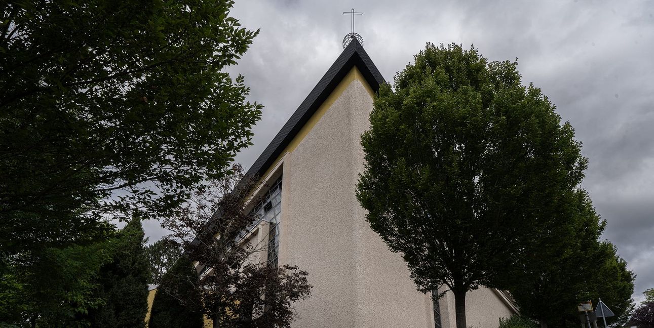 Vor 50 Jahren in Döffingen erbaut: Die katholische Johannes-Kirche. Bilder: Richter
