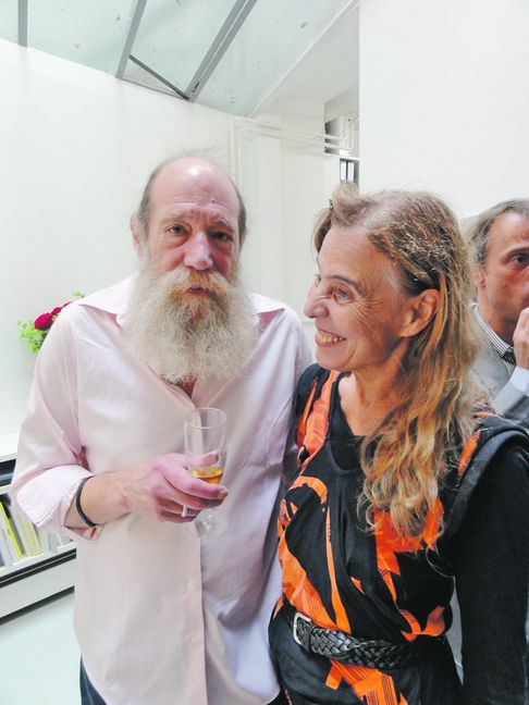 Der amerikanische Konzeptkünstler Lawrence Weiner und Dr. Ingrid Burgbacher-Krupka, hier 2010 bei der Art-Messe in Basel (linkes Bild), haben die Wandtafel „Broken Off“ (rechtes Bild) auf die Fassade des Salzhauses in der Sindelfinger Altstadt gebracht (rechtes Bild). Das „Book of the Common“ (Mitte) dokumentiert als Zeitkapsel die 25-jährige Ausstellungs-Geschichte des Vereins „Kunst + Projekte“. Bilder: K. Burgbacher, P. Bausch/z