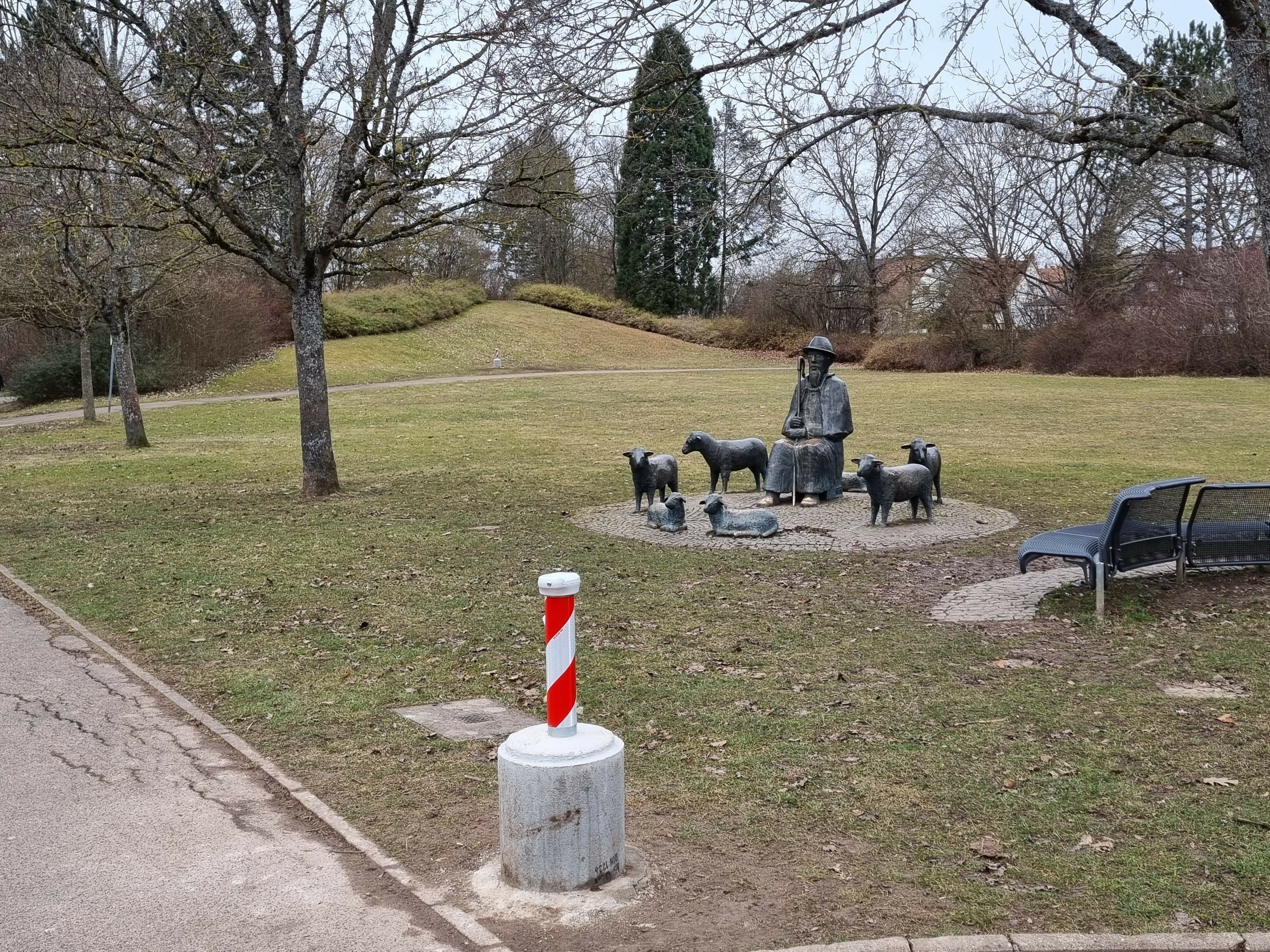 Im Böblinger Stadtpark beim Hallenbad sind zwei Grundwasser-Messstellen platziert worden. Im kommenden Jahr soll in diesem Bereich ein Regenrückhaltebecken gebaut werden. Bild: Hamann