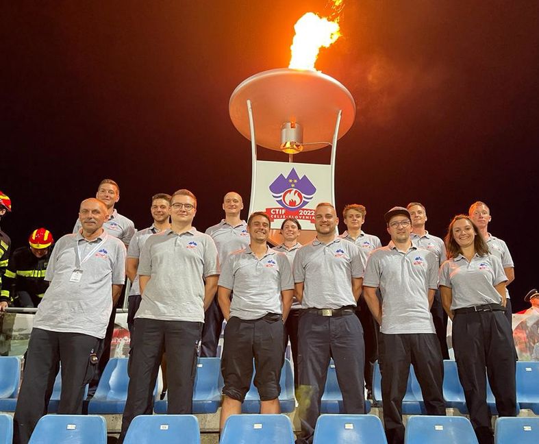 Die Renninger Mannschaft vor dem olympischen Feuer.    Bild: Feuerwehr