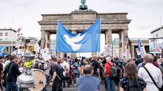 Mit dem Ende der Corona-Pandemie fiel ein wichtiges Thema der sogenannten Querdenker-Szene weg. (Archivbild)