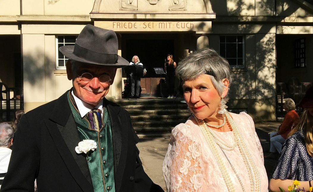 Das Traumpaar, das vor hundert Jahren Sindelfingen das erste städtische Krankenhaus beschert: Stadtschultheiß Wilhelm Hörmann (Claus Ganzhorn) und die Stifterin Minna Moscherosch-Schmidt (Sarah Kupke). Bild: P. Bausch