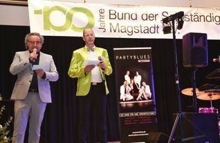 Die beiden Vorsitzenden des BdS Magstadt, Francesco "Franco" Annunziata (links) und Hans-Jürgen Böttcher, präsentierten beim Jubiläumsabend den Verein mit dem Blick in die Vergangenheit und im Spiegel der Gegenwart.