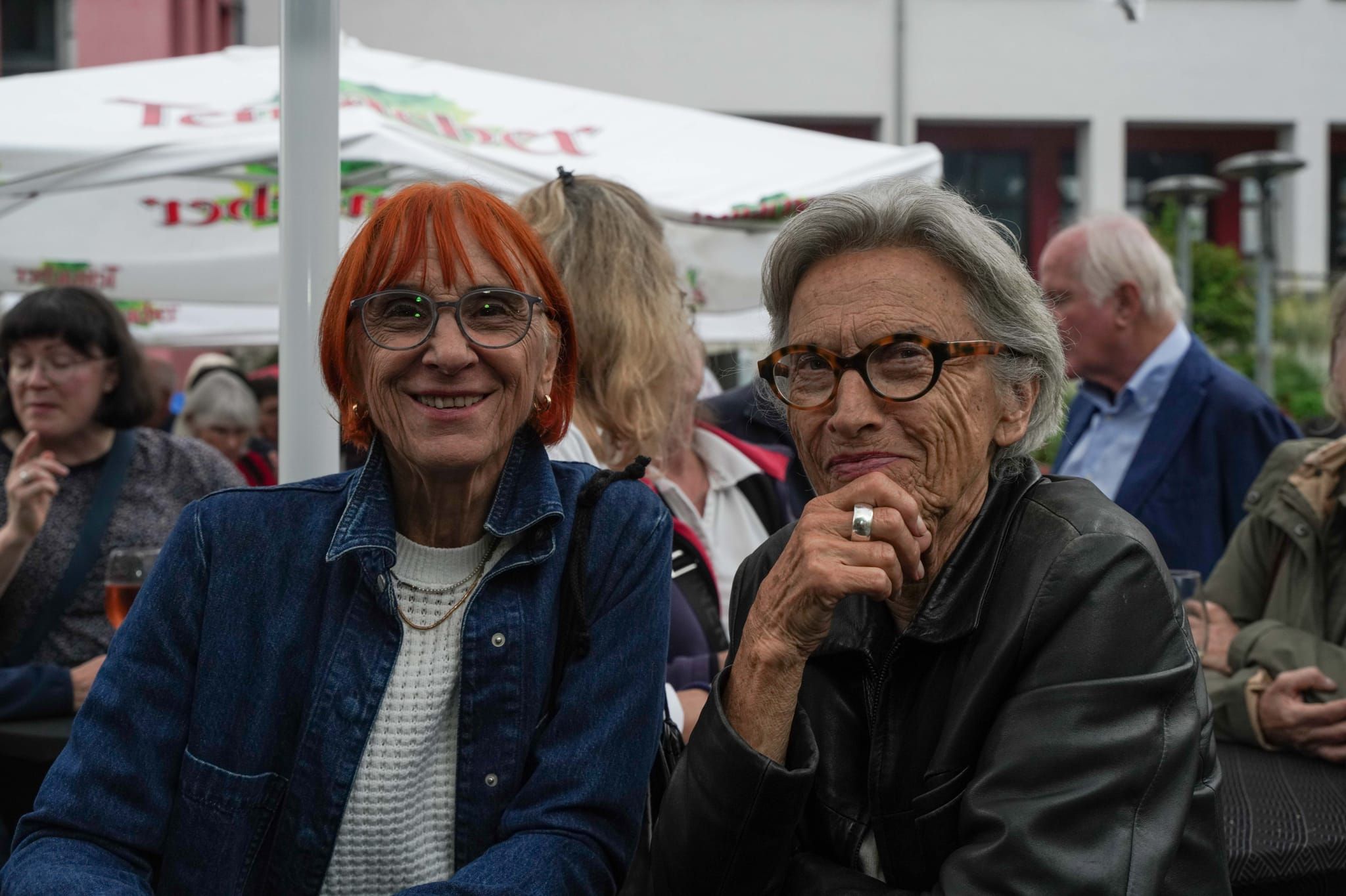 Zum Abschluss der Biennale feierten die Menschen vor dem Rathaus.