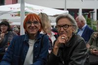 Zum Abschluss der Biennale feierten die Menschen vor dem Rathaus.