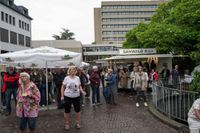 Zum Abschluss der Biennale feierten die Menschen vor dem Rathaus.