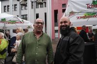 Zum Abschluss der Biennale feierten die Menschen vor dem Rathaus.