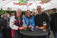 Zum Abschluss der Biennale feierten die Menschen vor dem Rathaus.