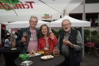 Zum Abschluss der Biennale feierten die Menschen vor dem Rathaus.