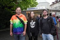 Zum Abschluss der Biennale feierten die Menschen vor dem Rathaus.