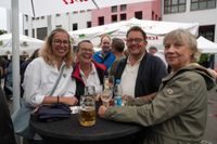 Zum Abschluss der Biennale feierten die Menschen vor dem Rathaus.