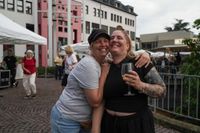 Zum Abschluss der Biennale feierten die Menschen vor dem Rathaus.