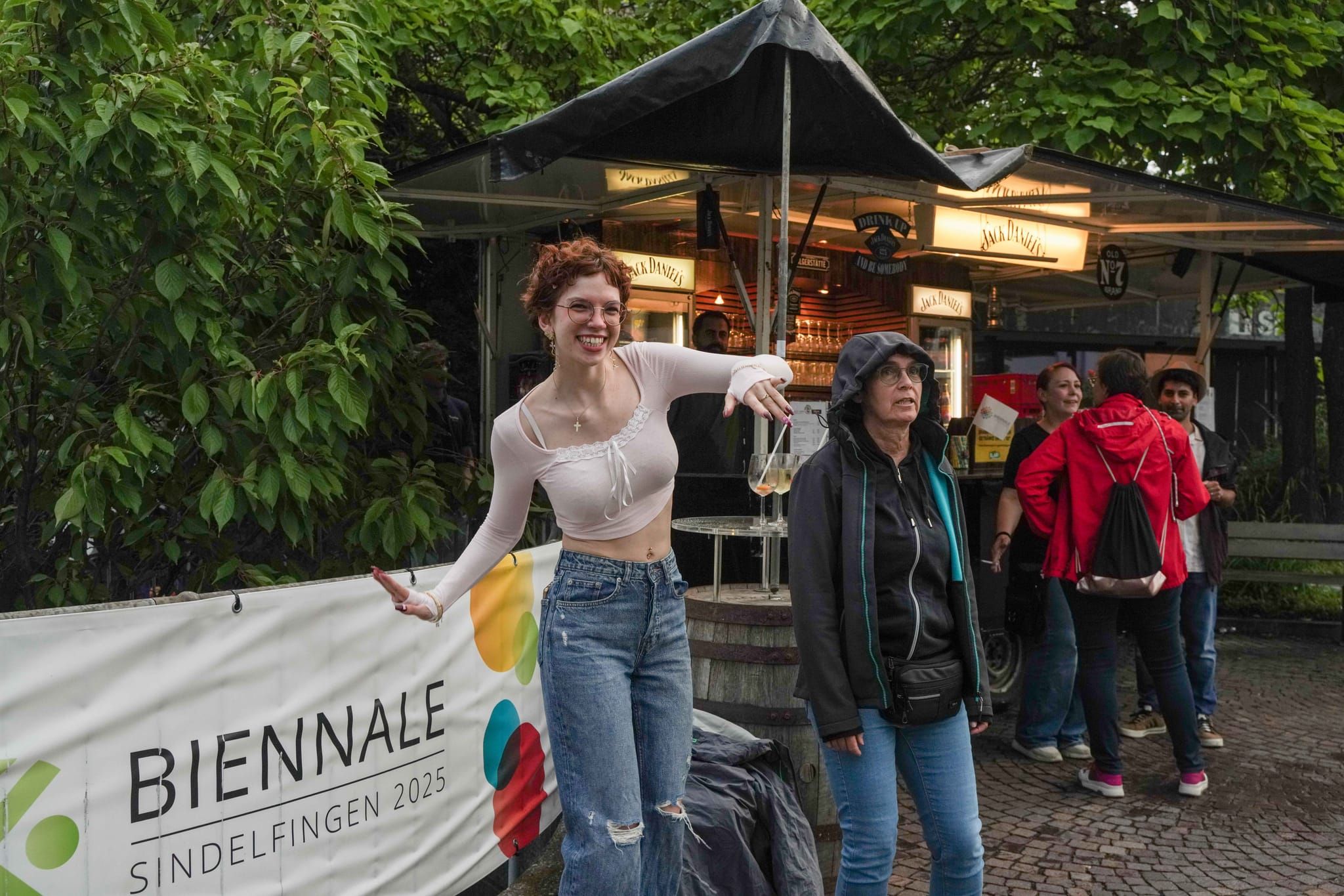 Zum Abschluss der Biennale feierten die Menschen vor dem Rathaus.