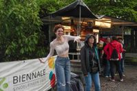 Zum Abschluss der Biennale feierten die Menschen vor dem Rathaus.