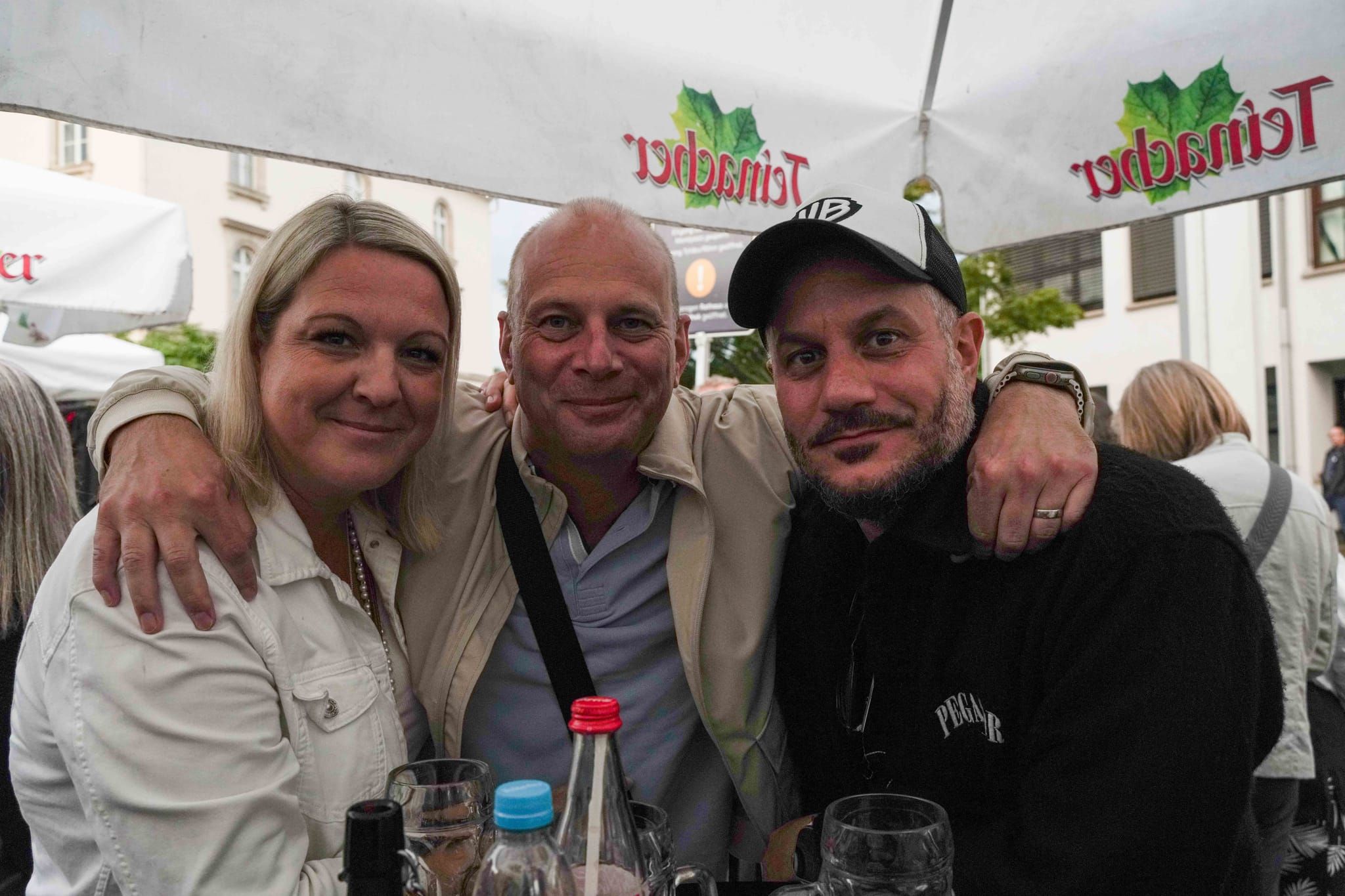 Zum Abschluss der Biennale feierten die Menschen vor dem Rathaus.