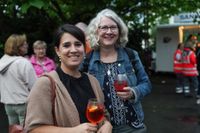 Zum Abschluss der Biennale feierten die Menschen vor dem Rathaus.