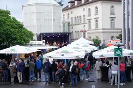 Zum Abschluss der Biennale feierten die Menschen vor dem Rathaus.