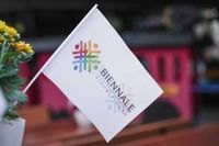 Zum Abschluss der Biennale feierten die Menschen vor dem Rathaus.