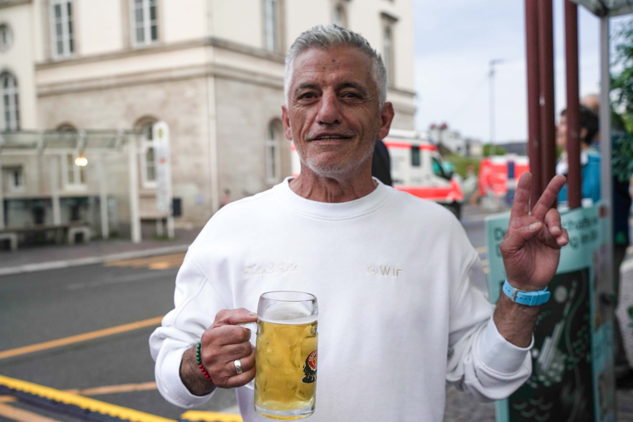 Zum Abschluss der Biennale feierten die Menschen vor dem Rathaus.