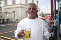 Zum Abschluss der Biennale feierten die Menschen vor dem Rathaus.