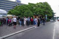 Zum Abschluss der Biennale feierten die Menschen vor dem Rathaus.