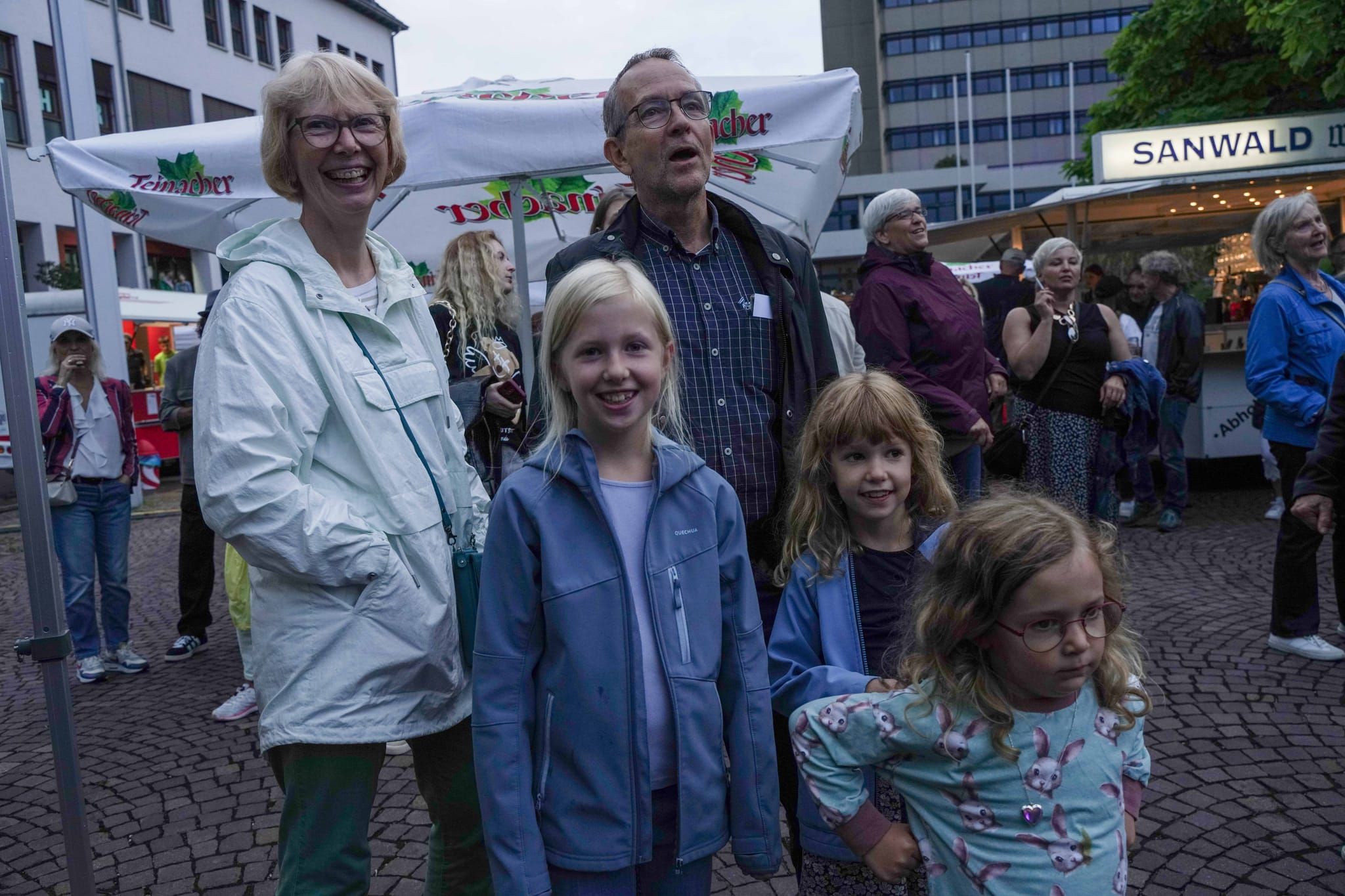 Zum Abschluss der Biennale feierten die Menschen vor dem Rathaus.