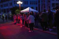 Zum Abschluss der Biennale feierten die Menschen vor dem Rathaus.