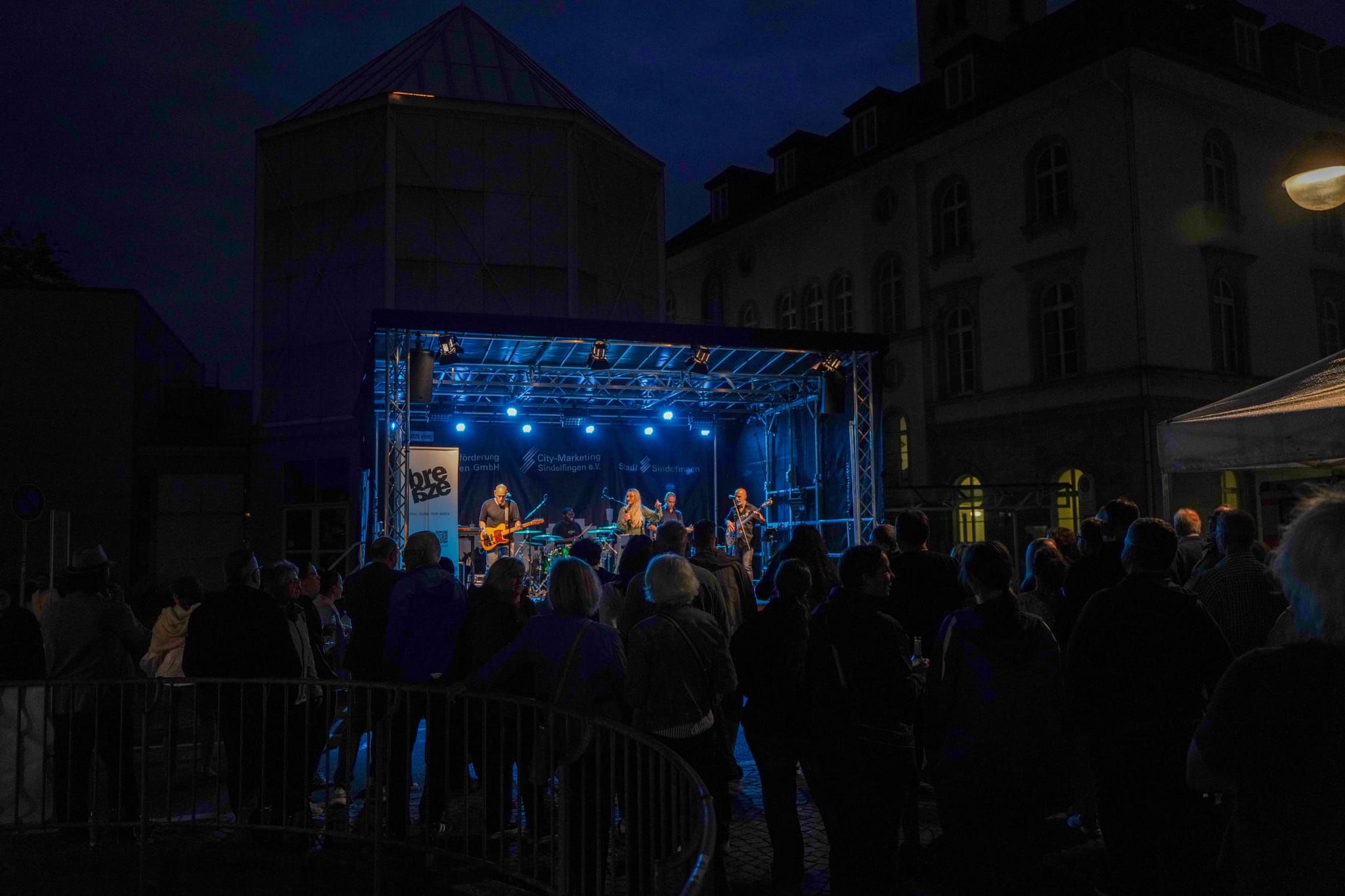 Zum Abschluss der Biennale feierten die Menschen vor dem Rathaus.
