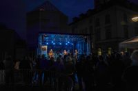 Zum Abschluss der Biennale feierten die Menschen vor dem Rathaus.