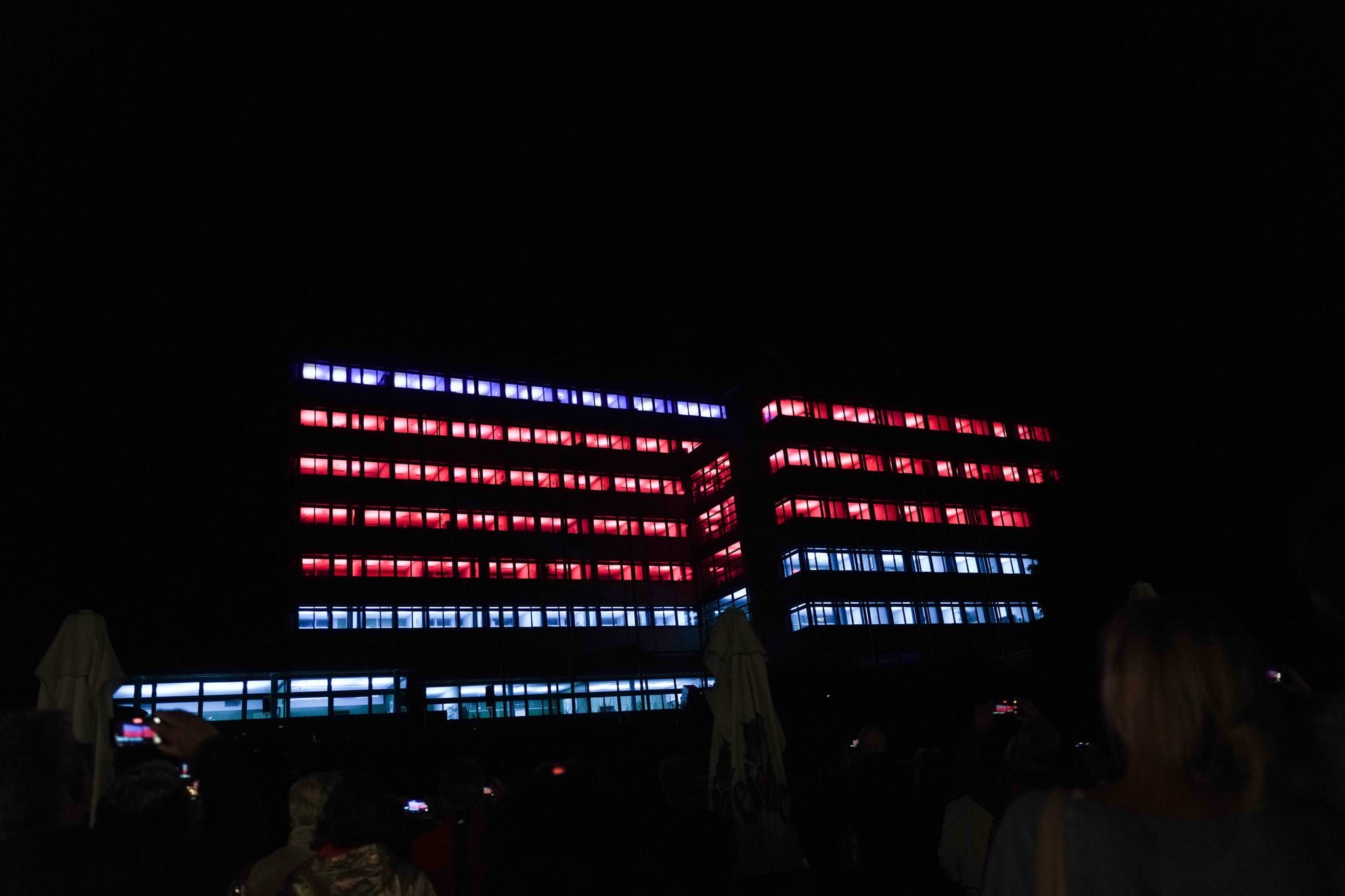 Zum Abschluss der Biennale feierten die Menschen vor dem Rathaus.