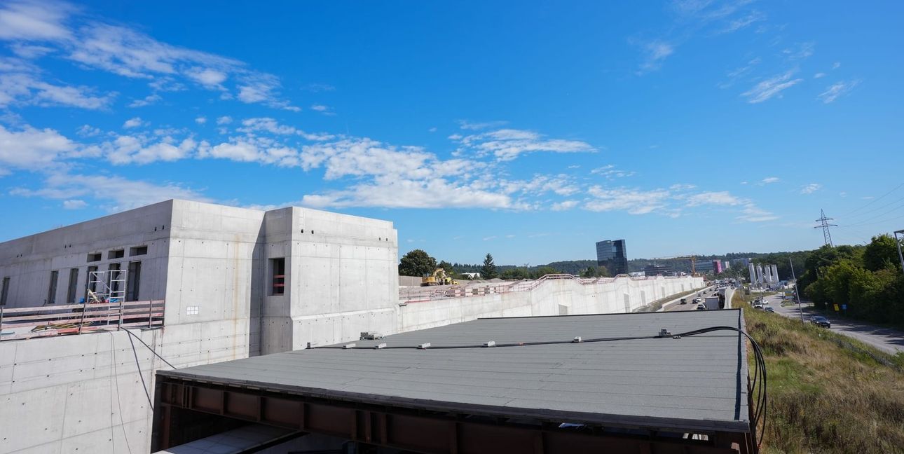 Der Tunnel an der A81 ist 850 Meter lang und die Oberfläche ist 3 Hektar groß.