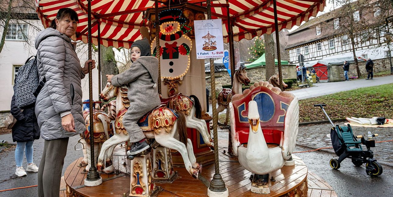 Beim Weihnachtsmarkt am Schloss in Dätzingen beteiligt sich die Bürgerstiftung jedes Jahr mit einem Kinderkarussell früherer Jahre.