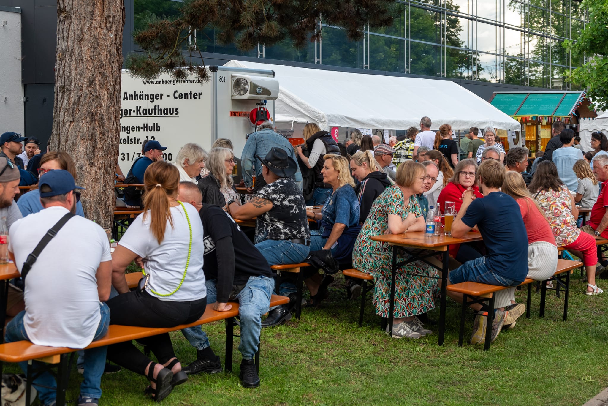Die Hocketse ist bereits am frühen Samstagnachmittag gut besucht.