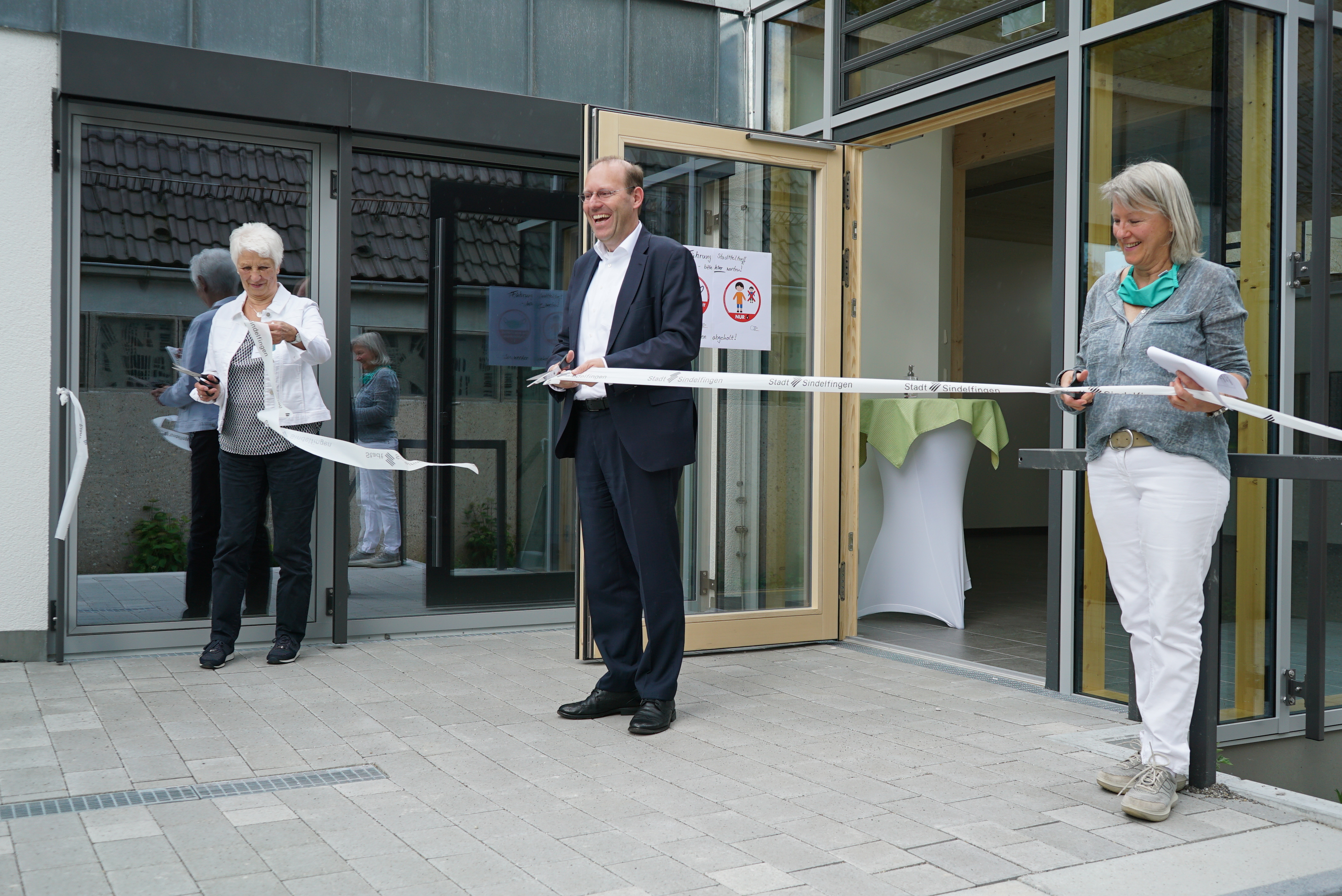 Kleines Schnipp, Riesensache: AK-Viehweide-Sprecherin Hildegard Meidlinger (li.), OB Dr. Bernd Vöhringer und Quartiersmanagerin Beate Faust durchschneiden zur Stadtteiltreff-Einweihung das Sperrband. Bild Heiden