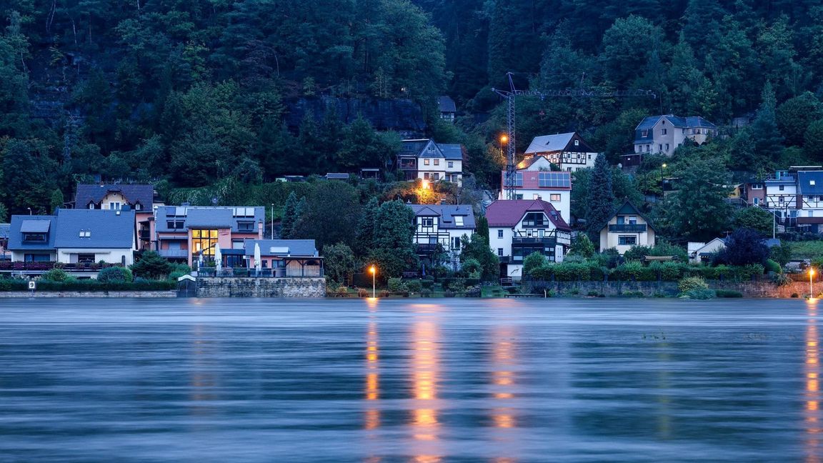 Hochwasser in Deutschland: Unter anderem in Bad Schandau in Sachsen steigt der Pegel der Elbe weiter an.